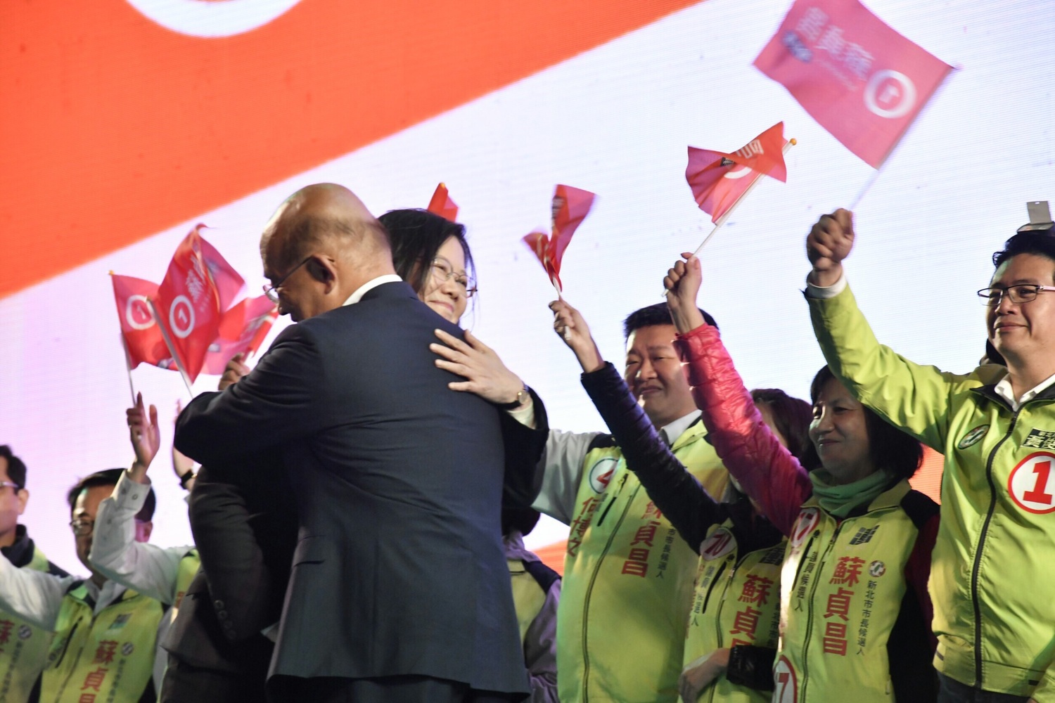 蘇貞昌和蔡英文在板橋的「選前之夜」溫暖相擁。 圖:蘇辦提供 蘇貞昌和蔡英文在板橋的「選前之夜」溫暖相擁。 圖:蘇辦提供