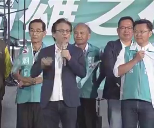 世運旗的設計人林宏澤現身民進黨市長候選人陳其邁的塲子,闡述設設市旗的理念,與陳其邁較相近,力挺陳其邁。 圖 : 陳其邁競選辦公室/提供 世運旗的設計人林宏澤現身民進黨市長候選人陳其邁的塲子,闡述設設市旗的理念,與陳其邁較相近,力挺陳其邁。 圖 : 陳其邁競選辦公室/提供