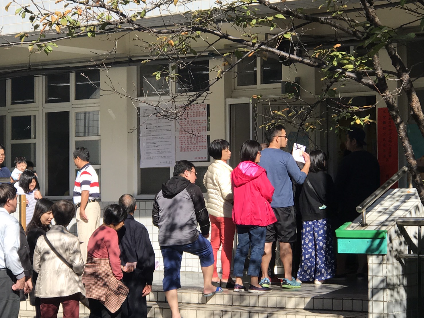 新北市淡水區鄧公國小投票所,等待投票的民眾。 圖:朱蒲青/攝 新北市淡水區鄧公國小投票所,等待投票的民眾。 圖:朱蒲青/攝