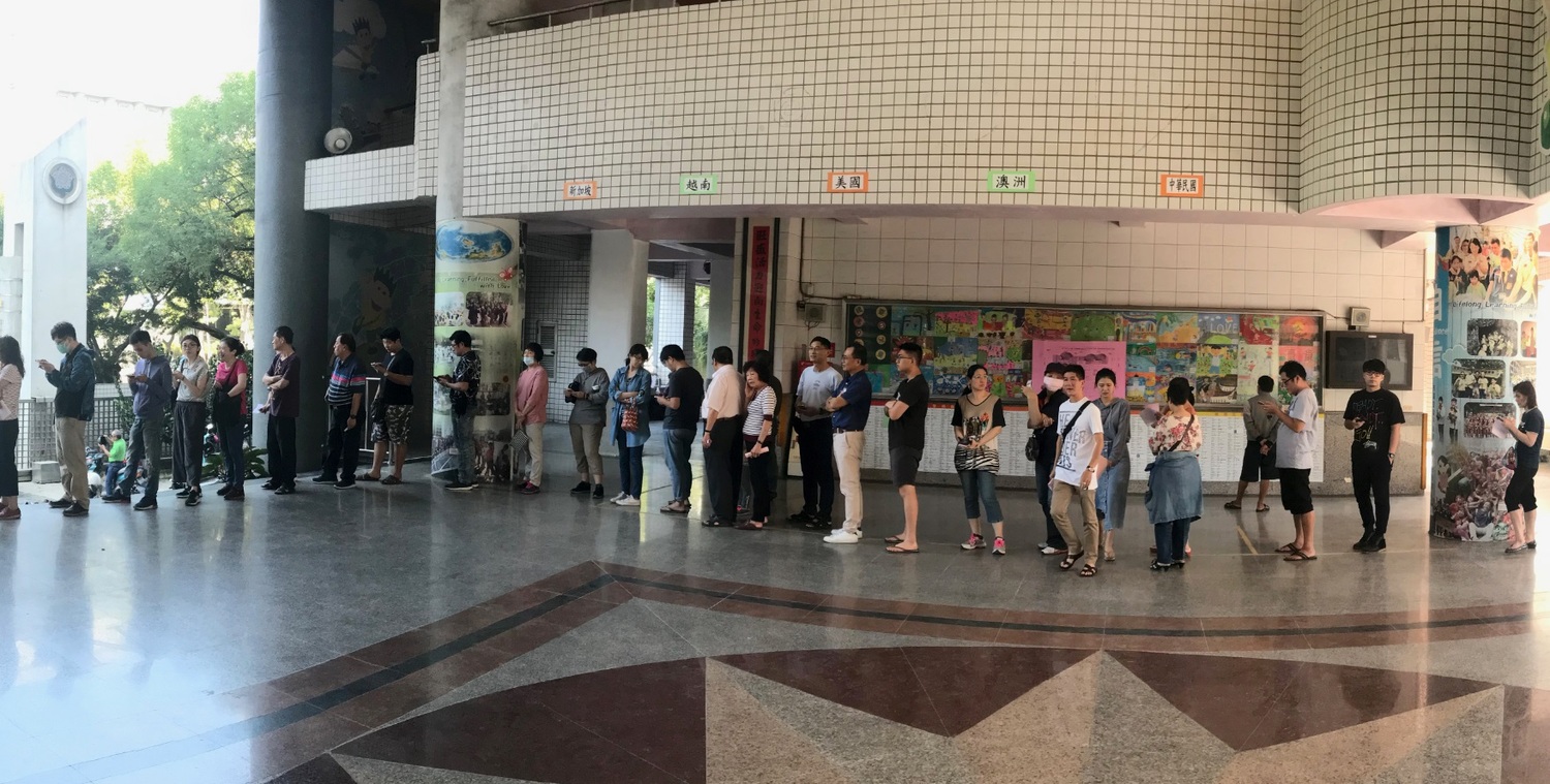大批民眾一早就出門赴投票所投下神聖一票,不少人一到現場發現票所綿延長長人龍。 資料圖片 大批民眾一早就出門赴投票所投下神聖一票,不少人一到現場發現票所綿延長長人龍。 資料圖片