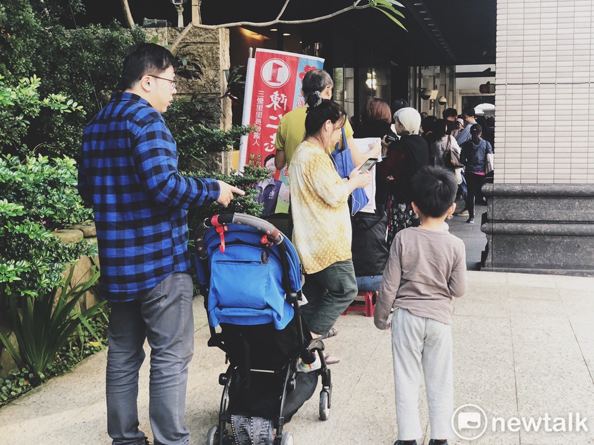 台北市中正區投票所仍有所多人在排隊。 圖 : 宣如 / 攝 台北市中正區投票所仍有所多人在排隊。 圖 : 宣如 / 攝