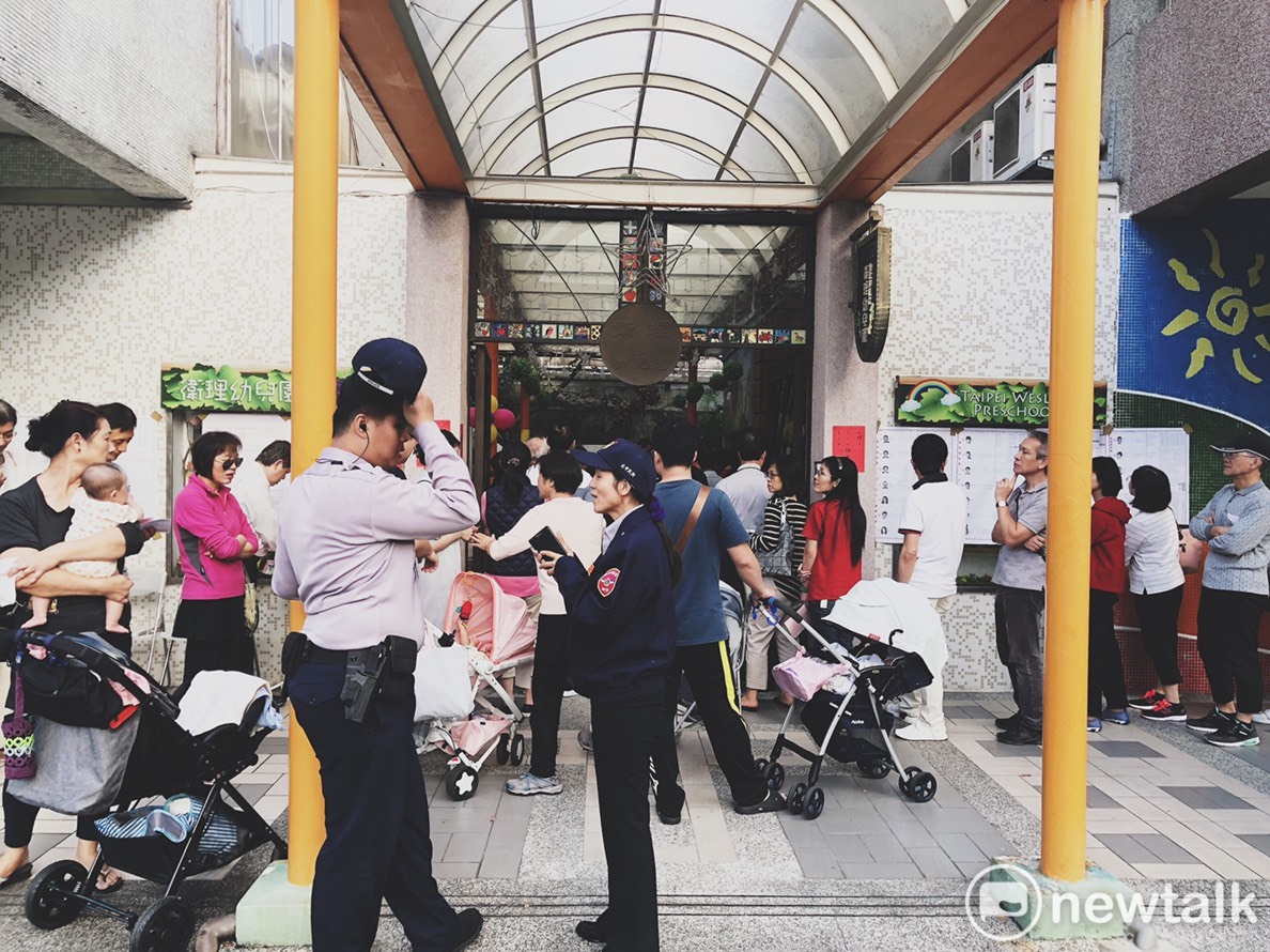 台北市中正區投票所仍有所多人在排隊。 圖 : 宣如 / 攝 台北市中正區投票所仍有所多人在排隊。 圖 : 宣如 / 攝