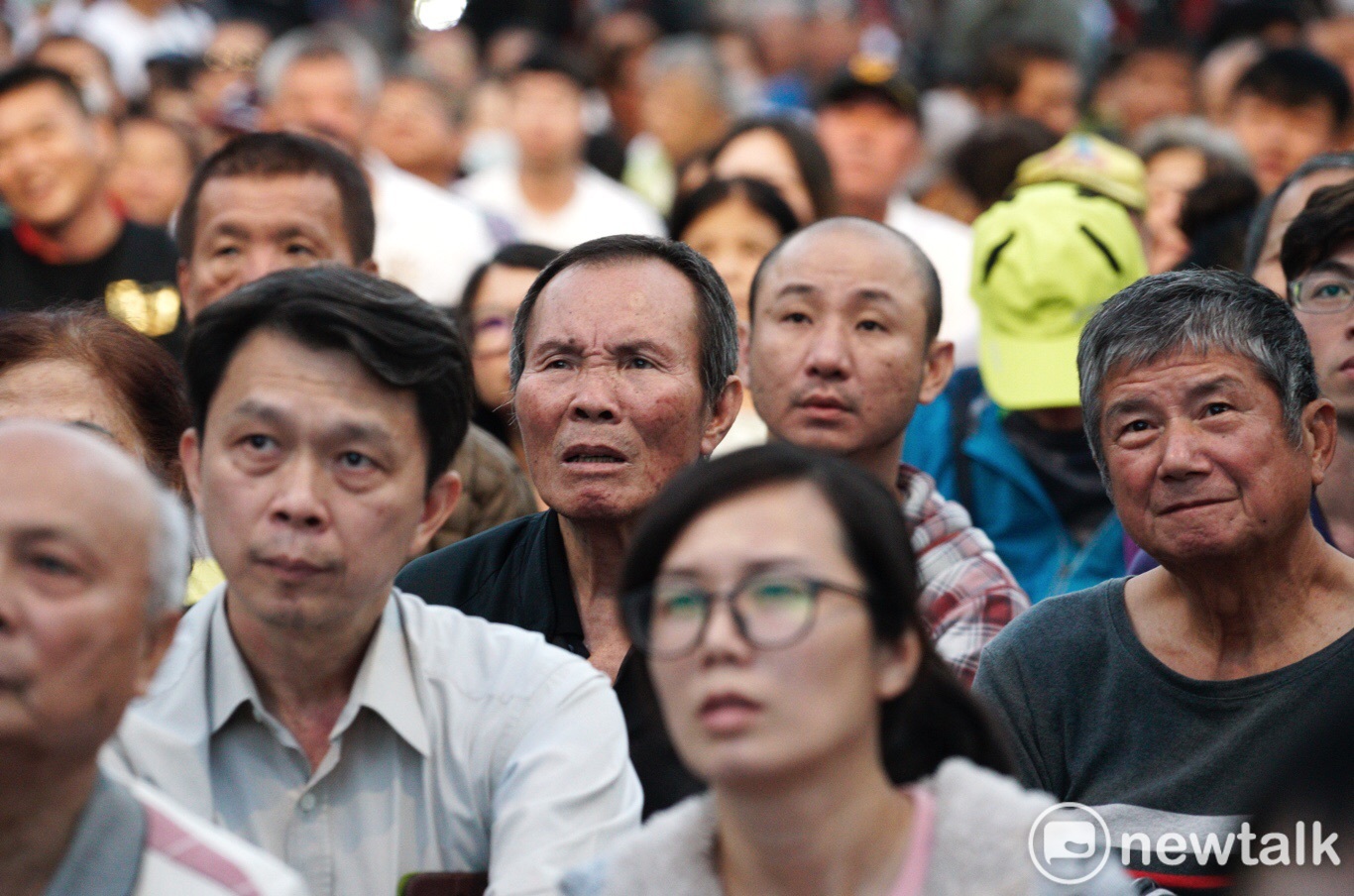 陳其邁與韓國瑜票數拉鋸,陳其邁支持者專注的盯著開票情況。 圖:張良一/攝 陳其邁與韓國瑜票數拉鋸,陳其邁支持者專注的盯著開票情況。 圖:張良一/攝
