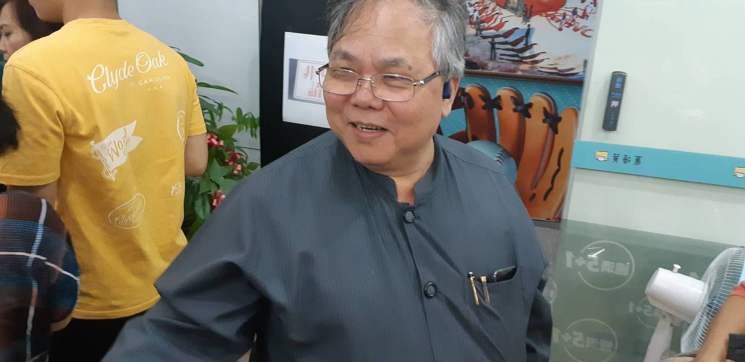 國民黨嘉義市長候選人黃敏惠得票逐漸領先,黃黃敏惠的先生蔡宗佑先行抵達競選總部。 圖:蔡坤龍/攝 國民黨嘉義市長候選人黃敏惠得票逐漸領先,黃黃敏惠的先生蔡宗佑先行抵達競選總部。 圖:蔡坤龍/攝