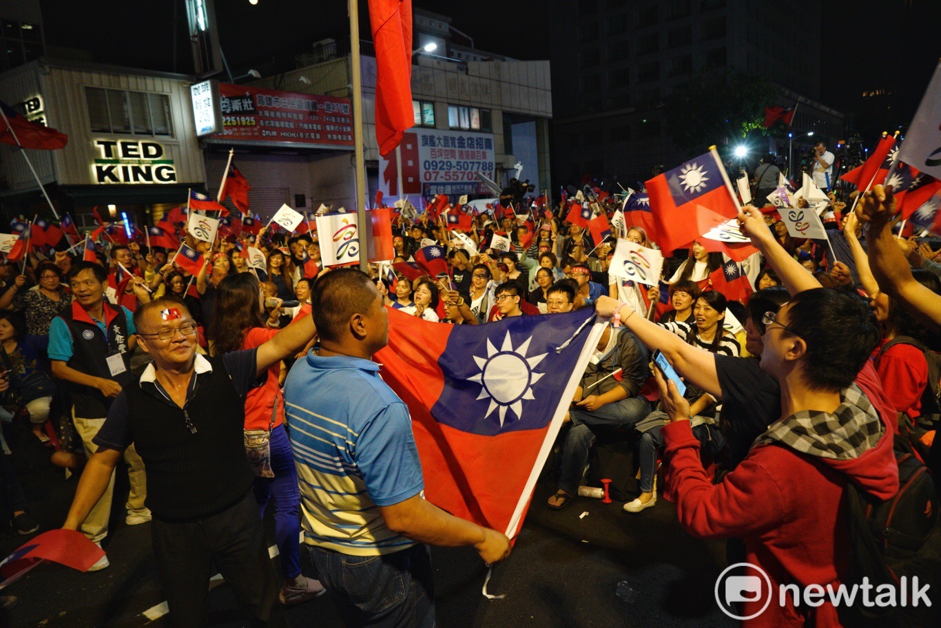 目前高雄市國民黨部外聚集支持群眾,大家高唱「愛你一萬年」。 圖:張良一/攝 目前高雄市國民黨部外聚集支持群眾,大家高唱「愛你一萬年」。 圖:張良一/攝