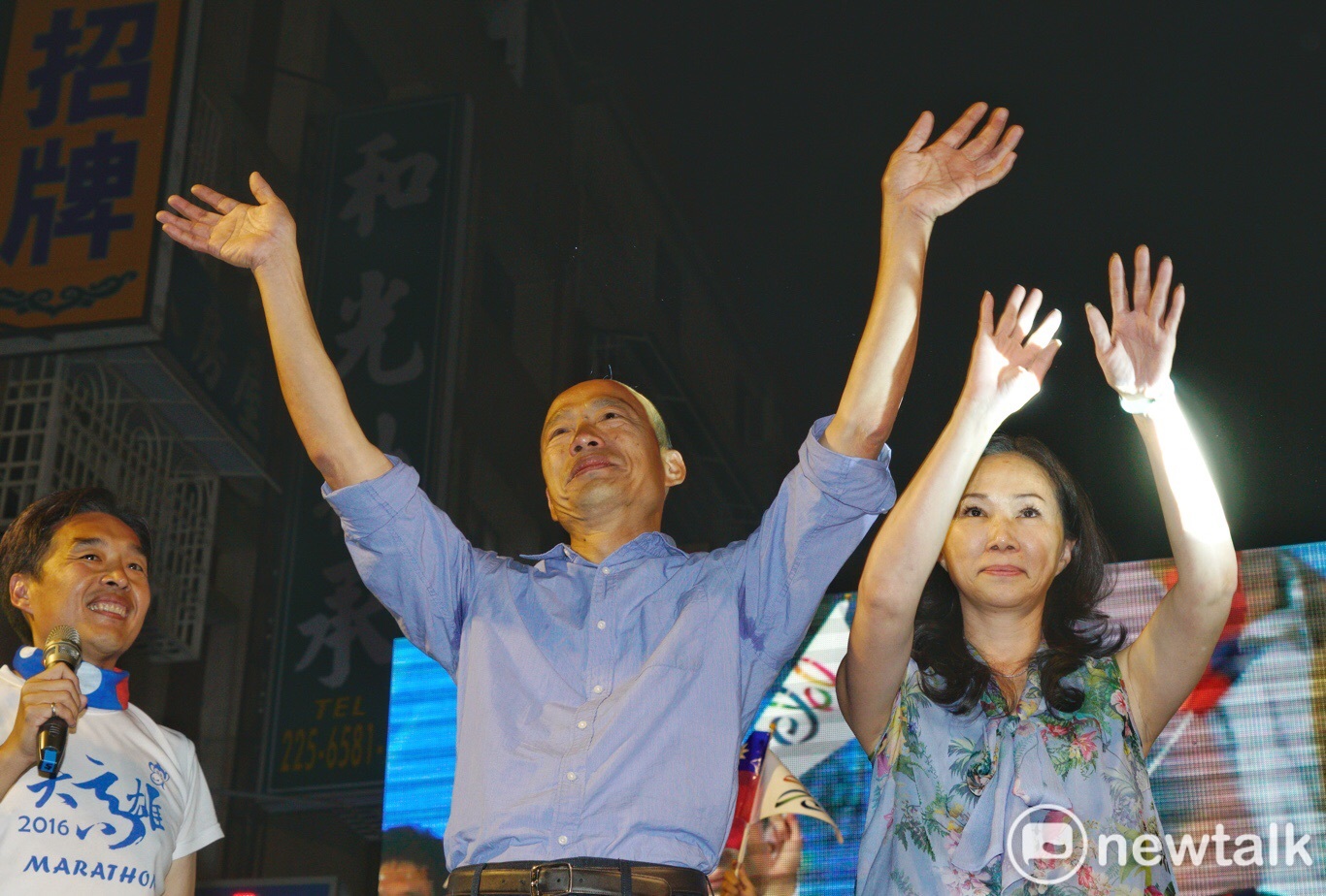 韓國瑜當選之夜,他說,「從此刻起不分藍綠,明天就籌組小內閣,將組有效率和廉潔的團隊,全力拚經濟,讓全世界看到高雄的改變。」 圖:張良一/攝 韓國瑜當選之夜,他說,「從此刻起不分藍綠,明天就籌組小內閣,將組有效率和廉潔的團隊,全力拚經濟,讓全世界看到高雄的改變。」 圖:張良一/攝
