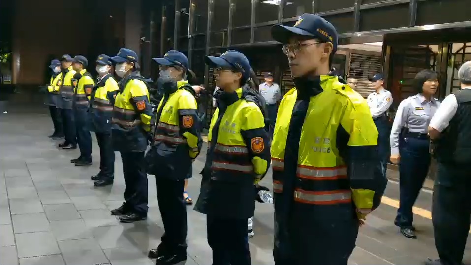 台北地院外逾百名警力戒備。 台北地院外逾百名警力戒備。