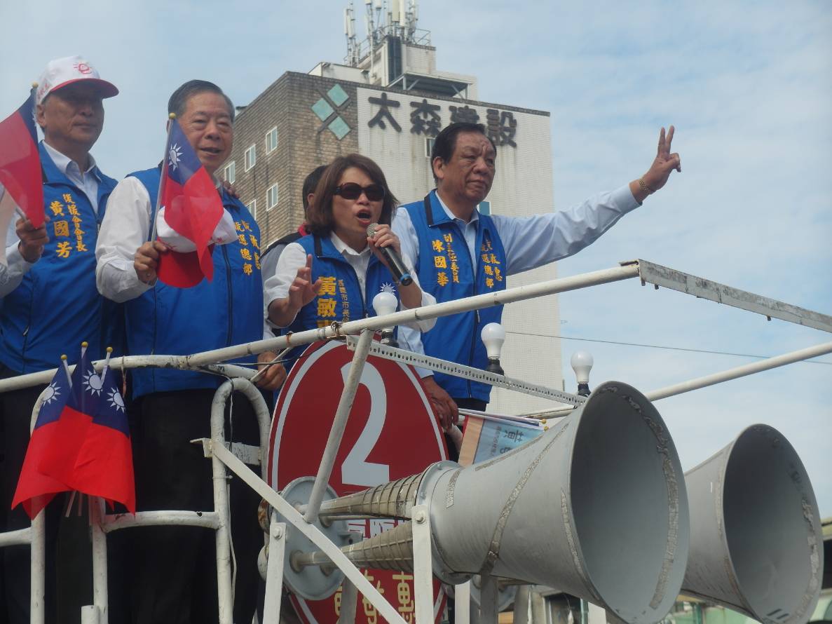 國敏黨籍嘉義市長黃惠敏站上宣傳車謝票(左二)。 圖:黃惠敏辦公室/提供 國敏黨籍嘉義市長黃惠敏站上宣傳車謝票(左二)。 圖:黃惠敏辦公室/提供