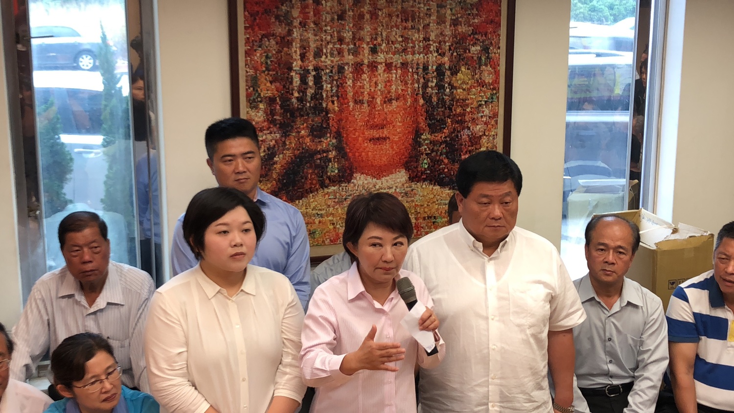 盧秀燕到立委顏寬恒服務處謝票。 圖 : 顏寬恒服務處/提供 盧秀燕到立委顏寬恒服務處謝票。 圖 : 顏寬恒服務處/提供