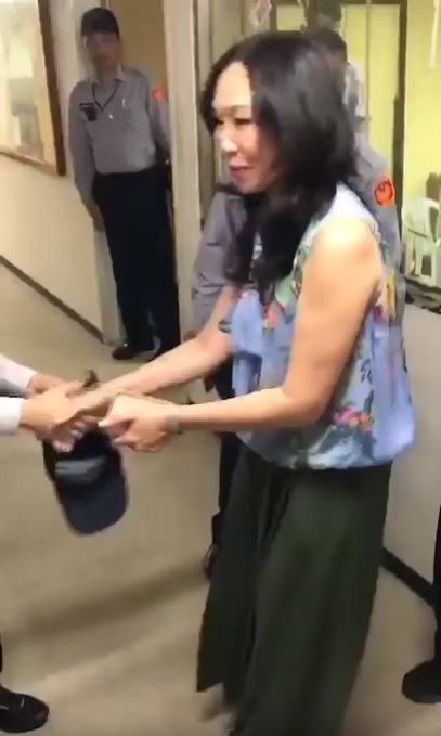 韓國瑜夫人李佳芬向員警致謝。 圖:翻攝Youtube 韓國瑜夫人李佳芬向員警致謝。 圖:翻攝Youtube