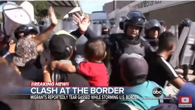 數百名中美洲移民25日試圖硬闖邊界，遭到墨西哥政府驅哩，美國邊境官員動用催淚瓦斯驅趕。