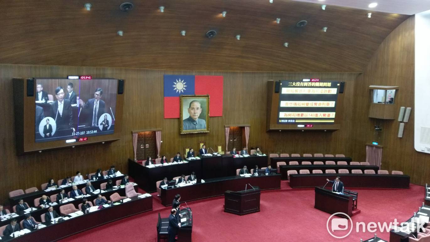 黃國昌詢問賴清德對專案報告打幾分?賴清德回說,該報告尚稱公正、客觀。 圖:陳佩君/攝 黃國昌詢問賴清德對專案報告打幾分?賴清德回說,該報告尚稱公正、客觀。 圖:陳佩君/攝