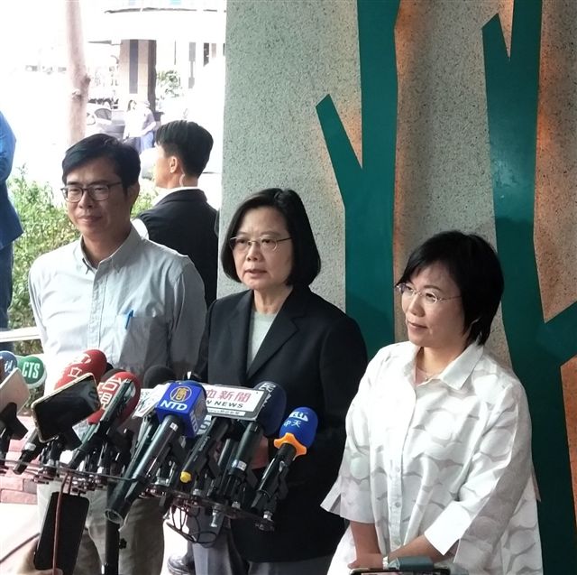 蔡英文總統今日出席陳其邁後援會會長座談,會後與陳其邁對連日來各方訊息揣測,接受媒體訪問時發表談話。 圖:金名/攝 蔡英文總統今日出席陳其邁後援會會長座談,會後與陳其邁對連日來各方訊息揣測,接受媒體訪問時發表談話。 圖:金名/攝