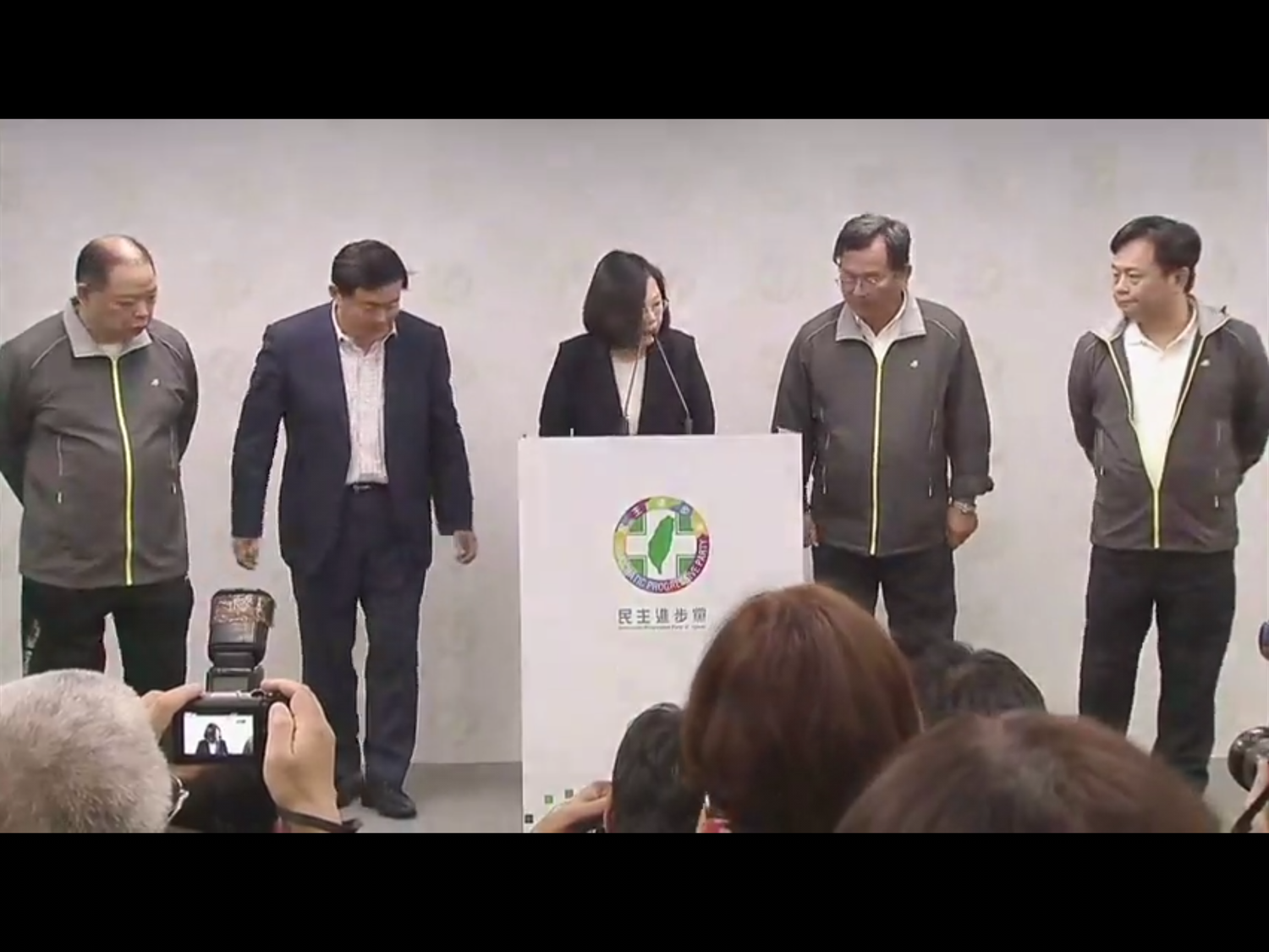 傲慢、自我、政治算計與推諉卸責就成為民進黨中央執政不力的原因,也就構成民進黨2020年繼續執政的絆腳石。如果蔡總統不能認清治國壓力大的來源和現今民調支持度降到谷底,就在於民眾不滿民進黨執政的團隊與團隊展現的「菁英的傲慢」,真正的苦民所苦,要懂得創利共生,否則這些負面的特點將成為民進黨在2020年執政權就嘎然而止的大問題了。 圖:翻攝自蔡英文臉書直播視頻 傲慢、自我、政治算計與推諉卸責就成為民進黨中央執政不力的原因,也就構成民進黨2020年繼續執政的絆腳石。如果蔡總統不能認清治國壓力大的來源和現今民調支持度降到谷底,就在於民眾不滿民進黨執政的團隊與團隊展現的「菁英的傲慢」,真正的苦民所苦,要懂得創利共生,否則這些負面的特點將成為民進黨在2020年執政權就嘎然而止的大問題了。 圖:翻攝自蔡英文臉書直播視頻