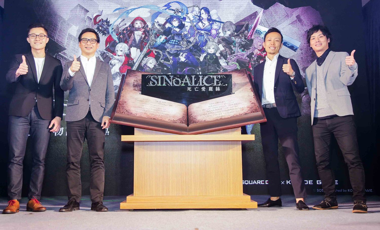左起:小萌科技總監蔡涵宇、SQUARE ENIX 《死亡愛麗絲》遊戲製作人 藤本 善也、POKELABO 代表取締役社長 前田 悠太及POKELABO 《死亡愛麗絲》製作人 前田 翔悟,一同歡慶《死亡愛麗絲》繁中版 11 月 29 日正市進軍台港澳遊戲市場! 圖:KOMOE GAME/提供 左起:小萌科技總監蔡涵宇、SQUARE ENIX 《死亡愛麗絲》遊戲製作人 藤本 善也、POKELABO 代表取締役社長 前田 悠太及POKELABO 《死亡愛麗絲》製作人 前田 翔悟,一同歡慶《死亡愛麗絲》繁中版 11 月 29 日正市進軍台港澳遊戲市場! 圖:KOMOE GAME/提供