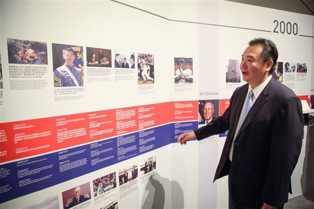 高雄代理市長許立明出席美台關係特展。 圖:高雄市政府提供 高雄代理市長許立明出席美台關係特展。 圖:高雄市政府提供