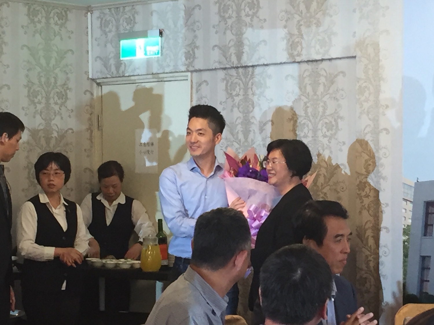 藍委送花給參與縣市長選舉的候選人。 圖:趙婉淳/攝 藍委送花給參與縣市長選舉的候選人。 圖:趙婉淳/攝