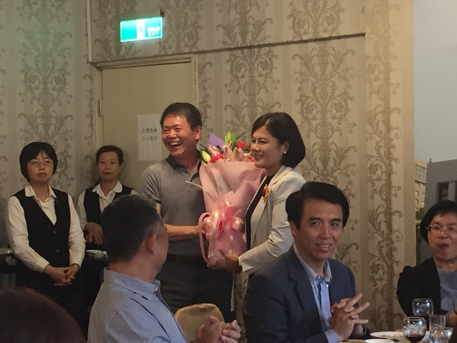 藍委送花給參與縣市長選舉的候選人。 圖:趙婉淳/攝 藍委送花給參與縣市長選舉的候選人。 圖:趙婉淳/攝