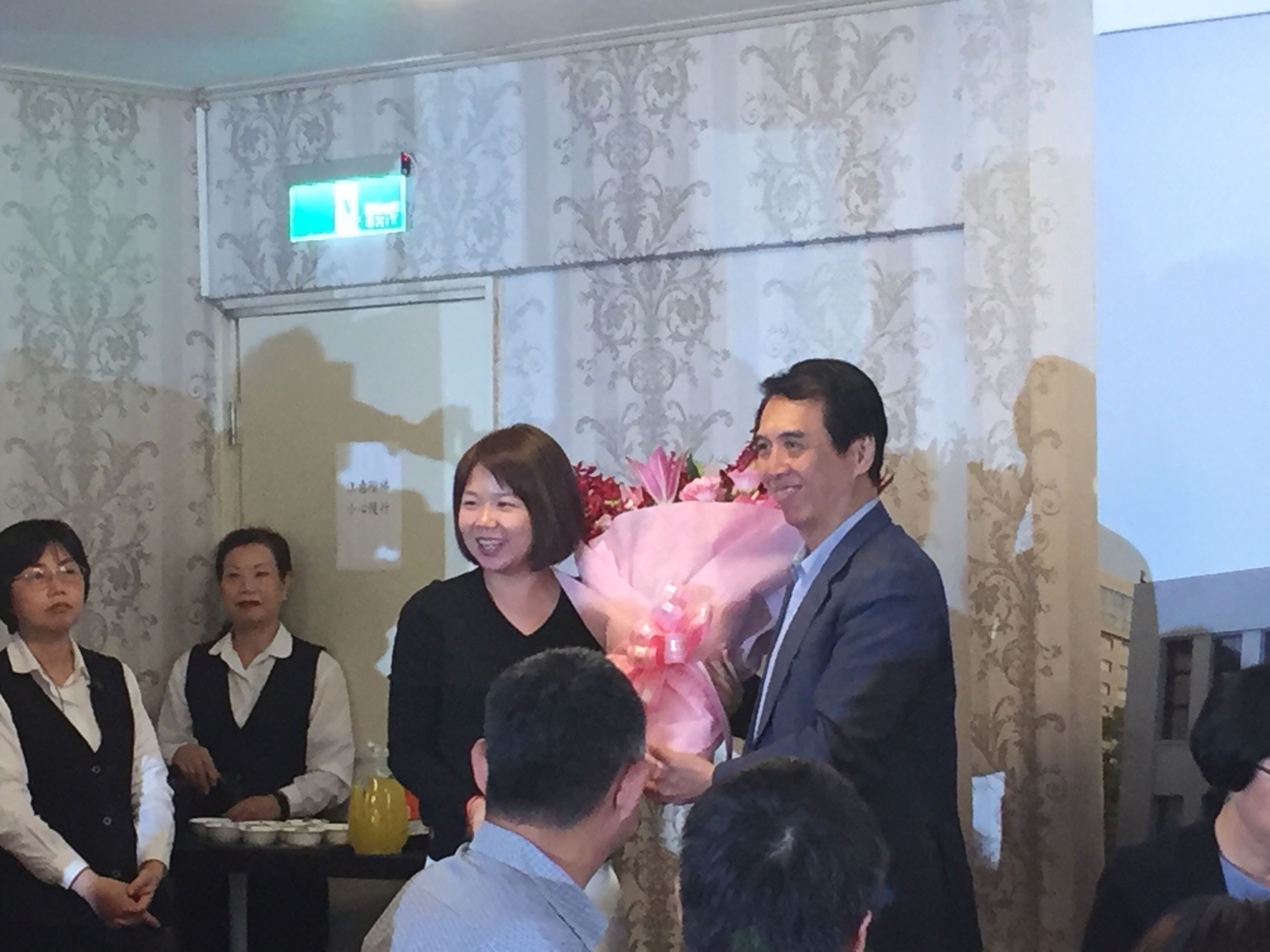 藍委送花給參與縣市長選舉的候選人。 圖:趙婉淳/攝 藍委送花給參與縣市長選舉的候選人。 圖:趙婉淳/攝