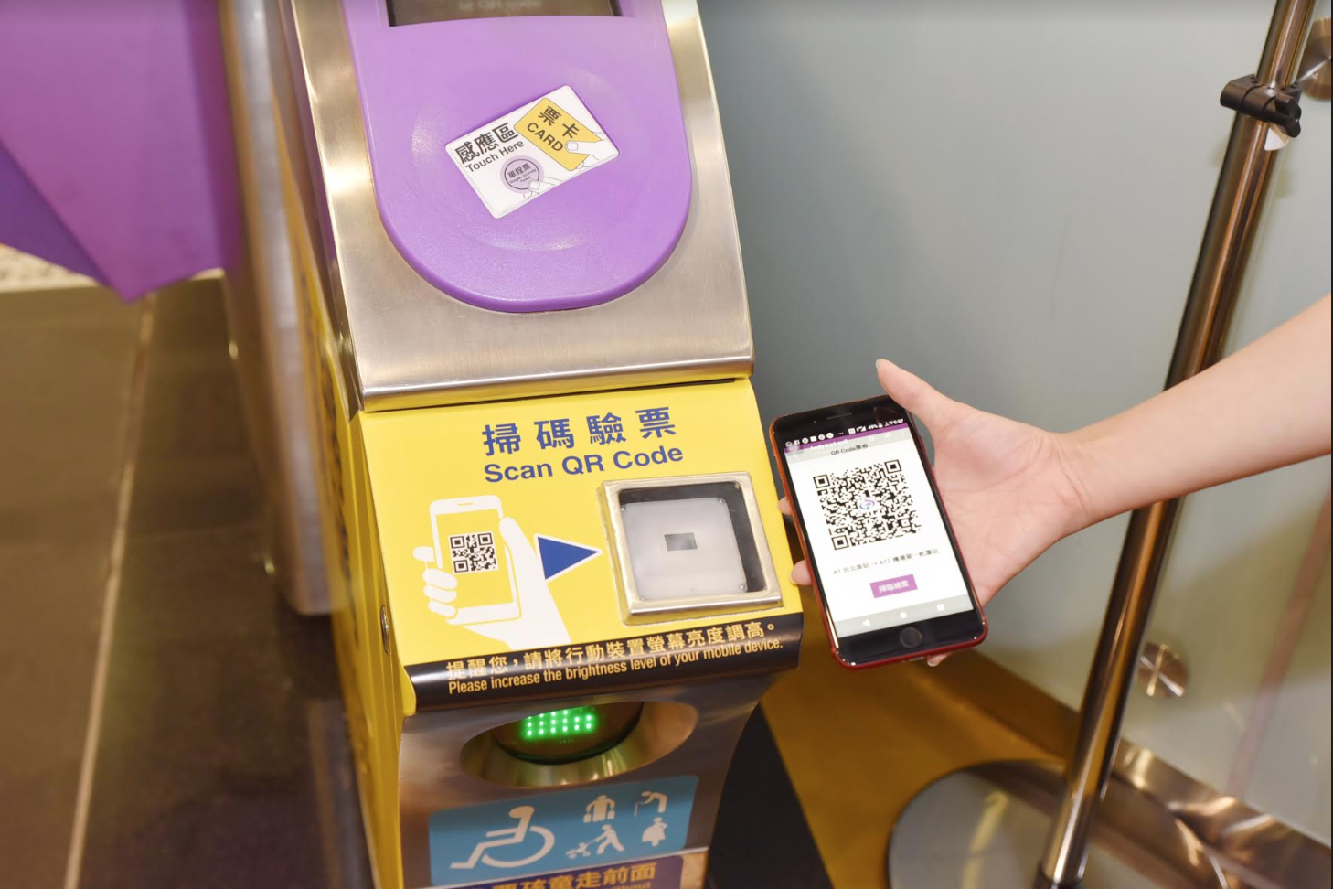 旅客只要在「桃捷TICKETS」APP中,輸入購票資訊使用信用卡付款後,即可取得QR Code輕鬆嗶進閘門。 圖:桃園大眾捷運公司/提供 旅客只要在「桃捷TICKETS」APP中,輸入購票資訊使用信用卡付款後,即可取得QR Code輕鬆嗶進閘門。 圖:桃園大眾捷運公司/提供