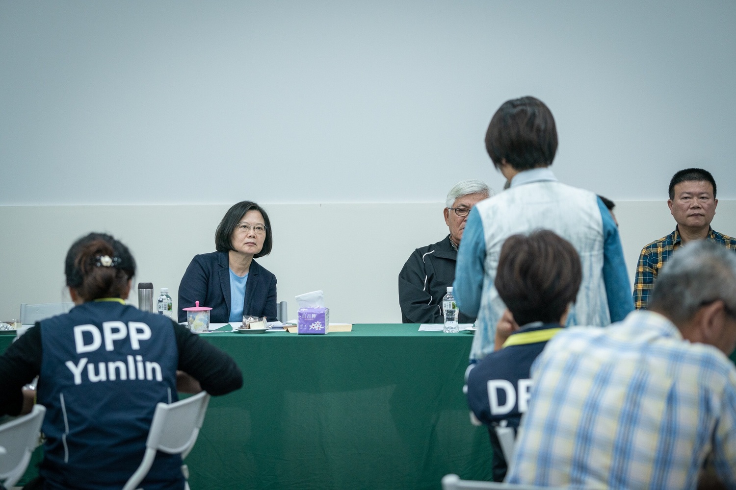 總統暨民進黨前主席蔡英文(台前中)在嘉義縣座談會中,呼籲大家繼續齊力凝聚選戰中最大的能量。 圖:民進黨提供 總統暨民進黨前主席蔡英文(台前中)在嘉義縣座談會中,呼籲大家繼續齊力凝聚選戰中最大的能量。 圖:民進黨提供