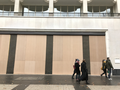 法國黃背心運動第3度在全國進行,巴黎香榭麗舍大道兩側商家擔心抗議行動再度失控,多數選擇歇業一天,並用木板封住櫥窗,以免被砸。 圖/中央社 法國黃背心運動第3度在全國進行,巴黎香榭麗舍大道兩側商家擔心抗議行動再度失控,多數選擇歇業一天,並用木板封住櫥窗,以免被砸。 圖/中央社