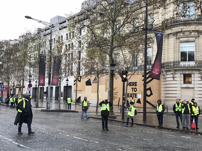 法國黃背心運動第3度在全國進行,巴黎香榭麗舍大道部分商家上週遭暴力分子破壞,擔心抗議行動再度失控,多數選擇歇業一天,並用木板封住櫥窗作為保護。 圖/中央社 法國黃背心運動第3度在全國進行,巴黎香榭麗舍大道部分商家上週遭暴力分子破壞,擔心抗議行動再度失控,多數選擇歇業一天,並用木板封住櫥窗作為保護。 圖/中央社