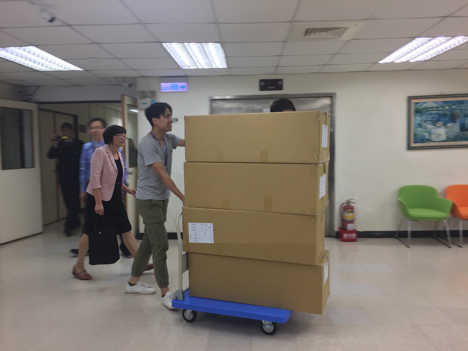 上午八點初,選務人員開始把選票運送到驗票會場。 圖:趙婉淳/攝 上午八點初,選務人員開始把選票運送到驗票會場。 圖:趙婉淳/攝