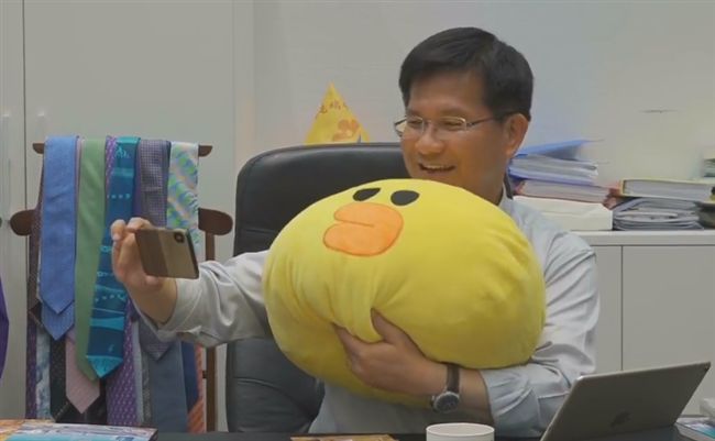 前台中市長林佳龍開直播玩自拍、與網友互動。 圖:翻攝林佳龍臉書 前台中市長林佳龍開直播玩自拍、與網友互動。 圖:翻攝林佳龍臉書