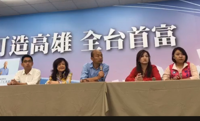 高雄市長當選人韓國瑜今(4日)在行程中擠出20分鐘空檔,在國民黨高雄市黨部舉行臨時記者會回應媒體提問。 圖:翻攝中國國民黨高雄市黨部臉書 高雄市長當選人韓國瑜今(4日)在行程中擠出20分鐘空檔,在國民黨高雄市黨部舉行臨時記者會回應媒體提問。 圖:翻攝中國國民黨高雄市黨部臉書