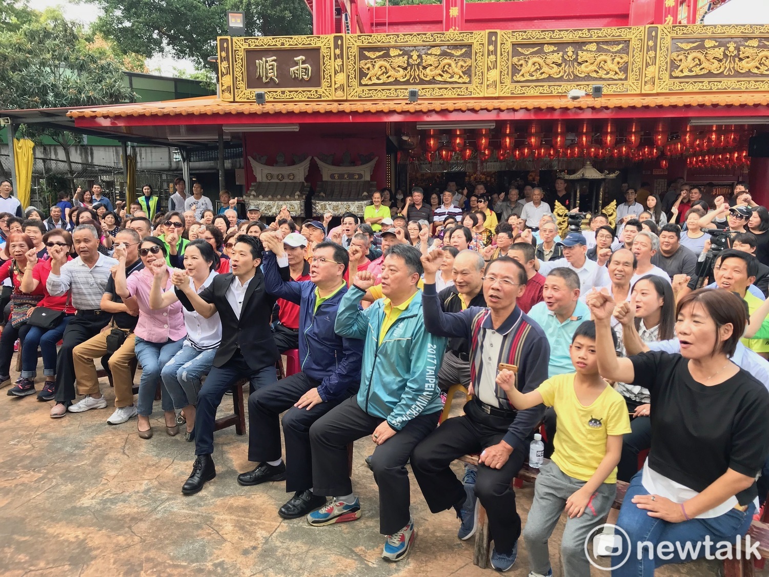 何志偉與支持者合影。 圖 : 周煊惠 / 攝 何志偉與支持者合影。 圖 : 周煊惠 / 攝