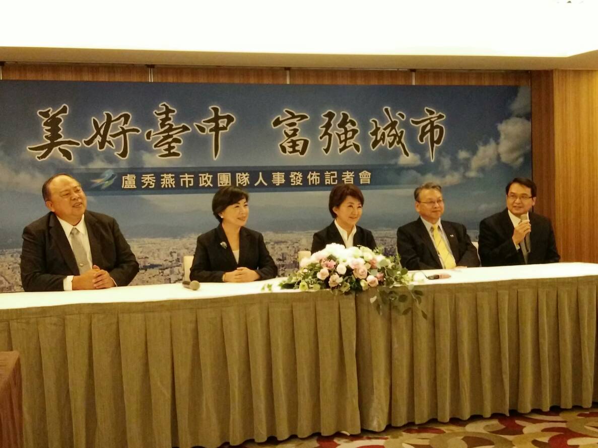 左一起為陳子敬,楊瓊瓔,盧秀燕,令狐榮達,黃崇典。 圖:唐復年/攝 左一起為陳子敬,楊瓊瓔,盧秀燕,令狐榮達,黃崇典。 圖:唐復年/攝
