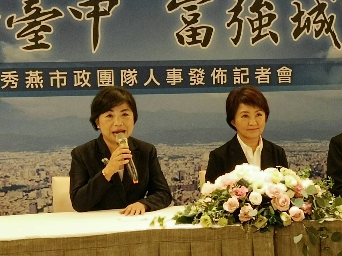 左起為楊瓊瓔與盧秀燕。 圖:唐復年/攝 左起為楊瓊瓔與盧秀燕。 圖:唐復年/攝