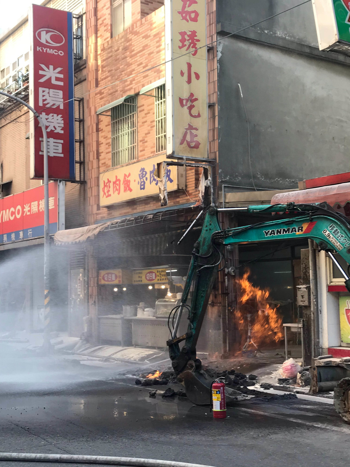 大業路4天前才發生施工不慎挖斷瓦斯管線,釀成火災,瓦斯不斷外洩,火勢一發不捨收拾,還波及一旁的小吃店。 圖:桃園市政府消防局/提供 大業路4天前才發生施工不慎挖斷瓦斯管線,釀成火災,瓦斯不斷外洩,火勢一發不捨收拾,還波及一旁的小吃店。 圖:桃園市政府消防局/提供