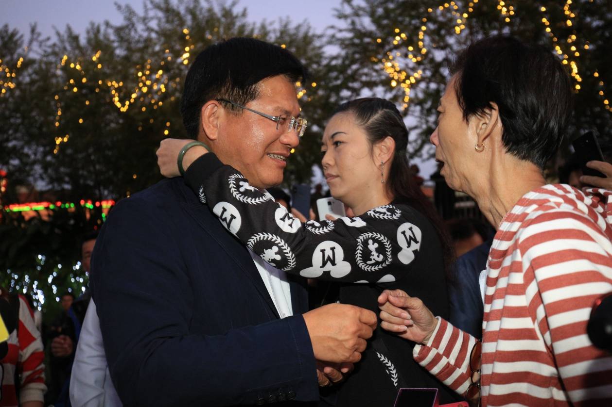 市民爭相擁抱林佳龍。 圖:台中市政府/提供 市民爭相擁抱林佳龍。 圖:台中市政府/提供