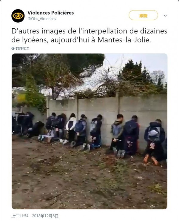揹著學校背包的高中生面對牆壁跪成一排。 圖:翻攝自推特 揹著學校背包的高中生面對牆壁跪成一排。 圖:翻攝自推特
