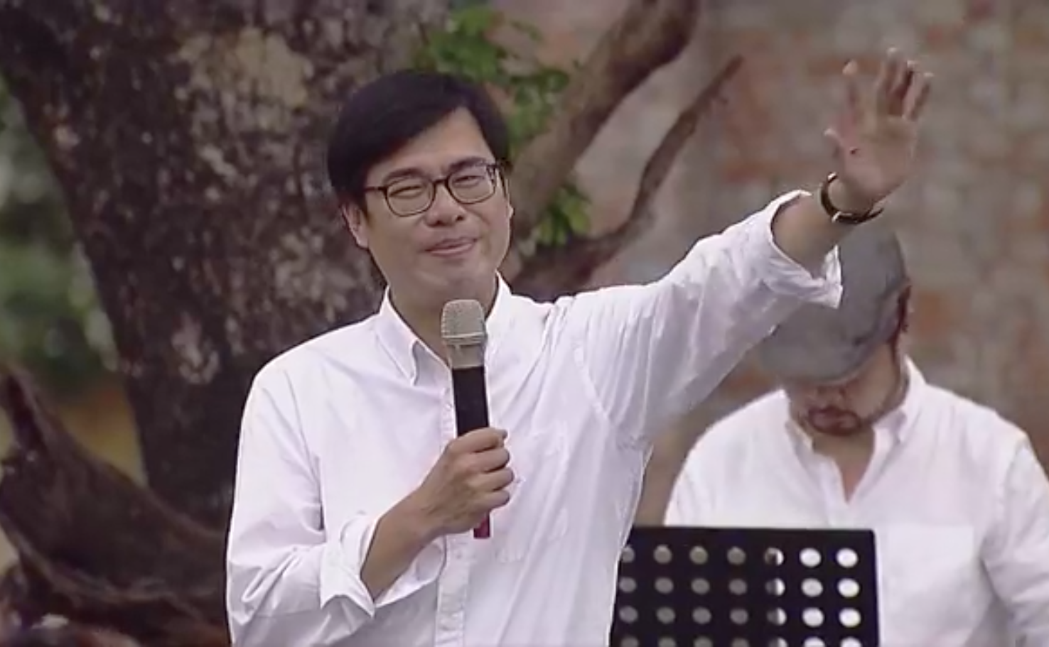 陳其邁開心地向粉絲打招呼。 圖:翻攝自陳其邁/臉書 陳其邁開心地向粉絲打招呼。 圖:翻攝自陳其邁/臉書
