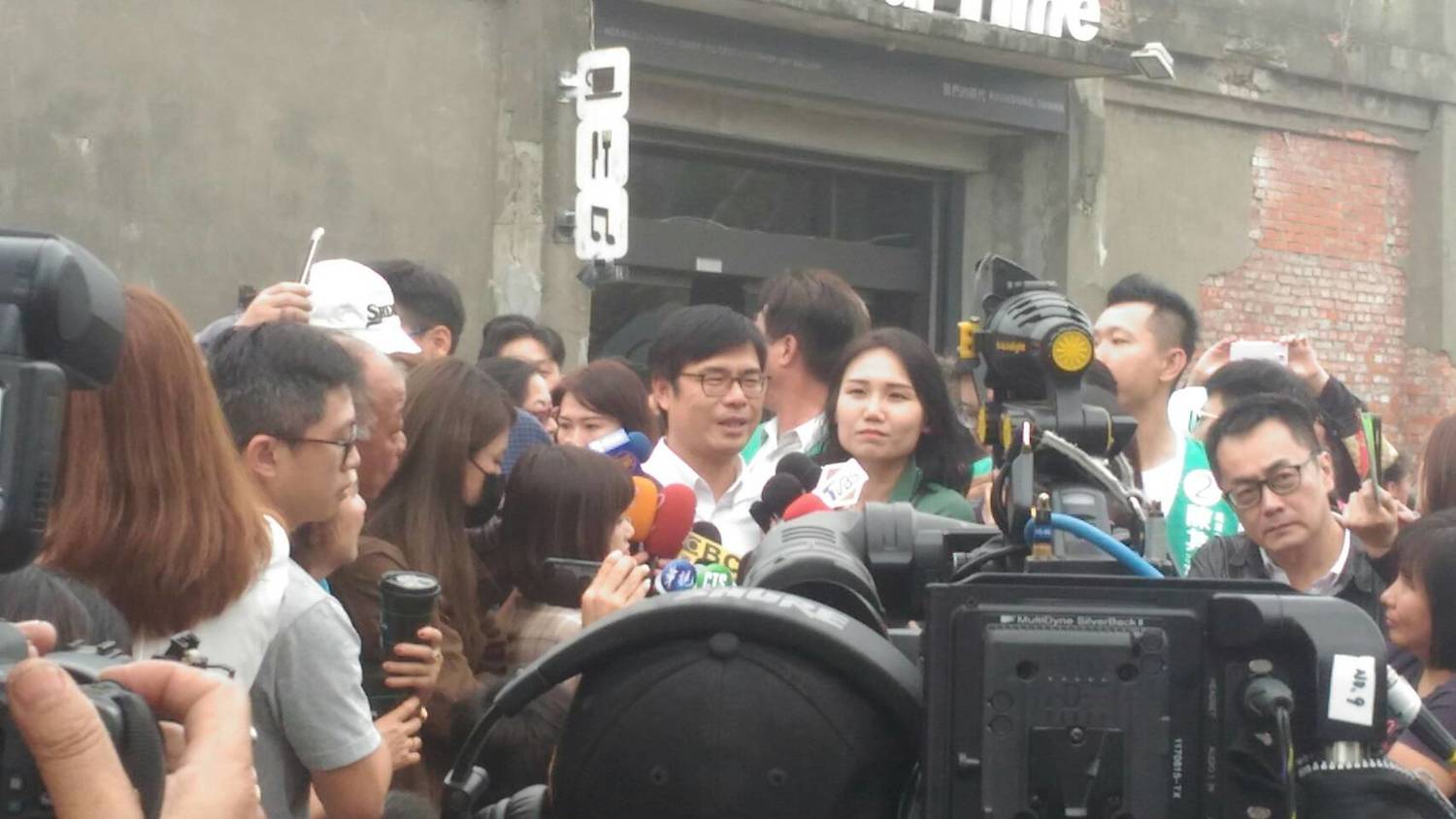 陳其邁下午抵達駁二特區,接受媒體聯訪。 圖 : 南方亮/攝 陳其邁下午抵達駁二特區,接受媒體聯訪。 圖 : 南方亮/攝
