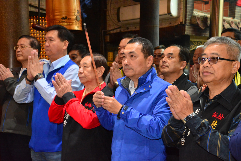 國民黨籍新北市長當選人侯友宜(前右2)8日到板橋接雲寺參拜還願,感謝觀音菩薩庇佑,並表示將把對市民的承諾,化為在市府施政的力量,要更認真照顧市民。 圖:中央社 國民黨籍新北市長當選人侯友宜(前右2)8日到板橋接雲寺參拜還願,感謝觀音菩薩庇佑,並表示將把對市民的承諾,化為在市府施政的力量,要更認真照顧市民。 圖:中央社