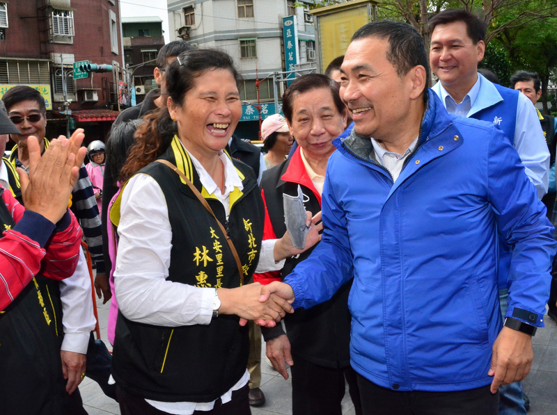 國民黨籍新北市長當選人侯友宜(前右)8日先後到板橋信仰中心慈惠宮、接雲寺參拜,感謝媽祖、觀音保庇照顧,受到當地里長及民眾歡迎。 圖:中央社 國民黨籍新北市長當選人侯友宜(前右)8日先後到板橋信仰中心慈惠宮、接雲寺參拜,感謝媽祖、觀音保庇照顧,受到當地里長及民眾歡迎。 圖:中央社