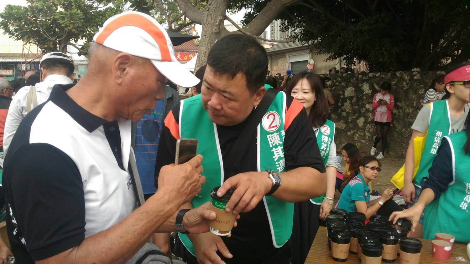 第三張:志工在場協助發放咖啡。 圖:南方亮/攝 第三張:志工在場協助發放咖啡。 圖:南方亮/攝