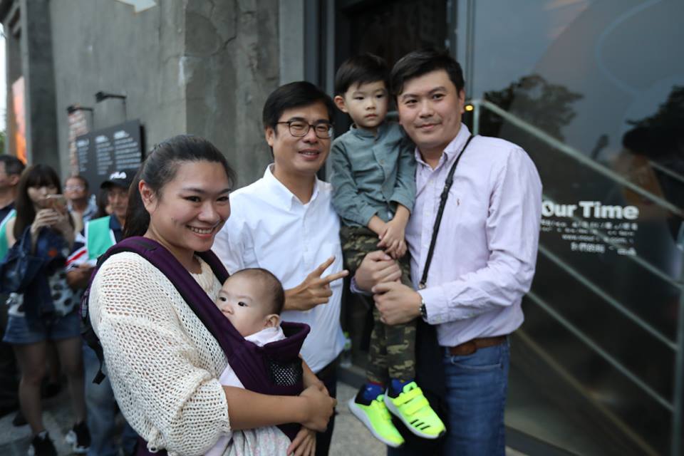不分男女老少,陳其邁咖啡音樂會吸引上萬人參加。 圖:翻攝陳其邁臉書 不分男女老少,陳其邁咖啡音樂會吸引上萬人參加。 圖:翻攝陳其邁臉書