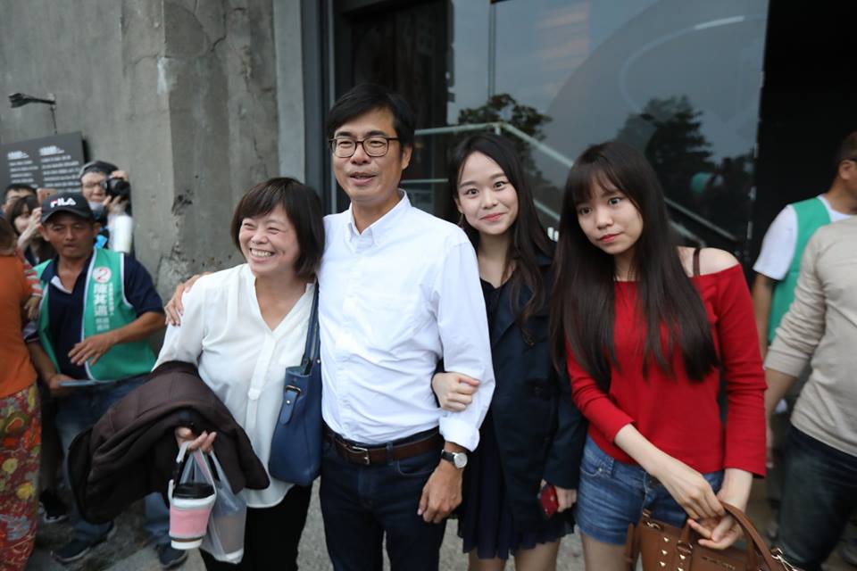 民眾與陳其邁開心合照。 圖:翻攝陳其邁臉書 民眾與陳其邁開心合照。 圖:翻攝陳其邁臉書
