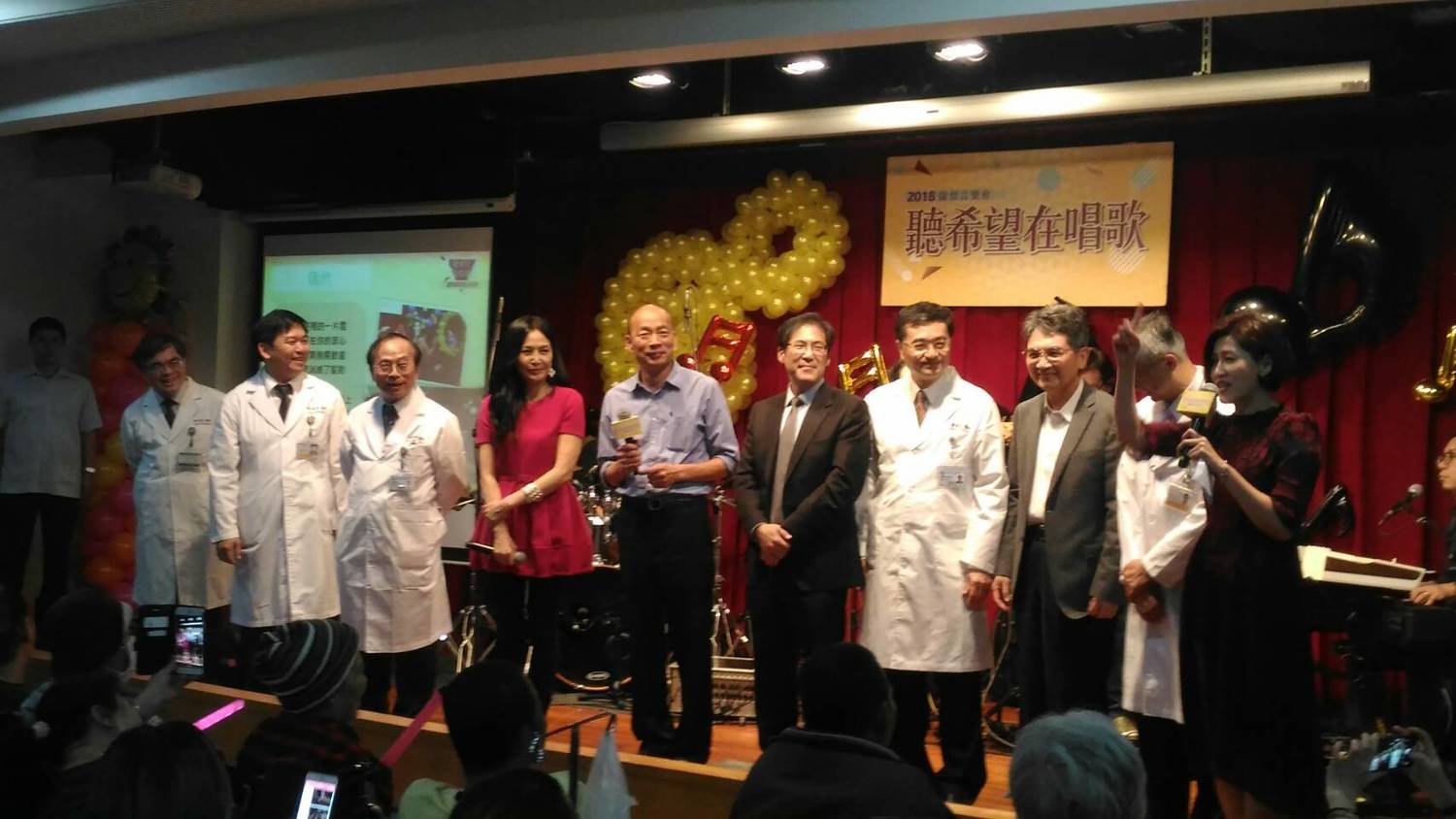 韓國瑜與臨時組成的七月天合唱愛拼才會贏。 圖:孫家銘/攝 韓國瑜與臨時組成的七月天合唱愛拼才會贏。 圖:孫家銘/攝