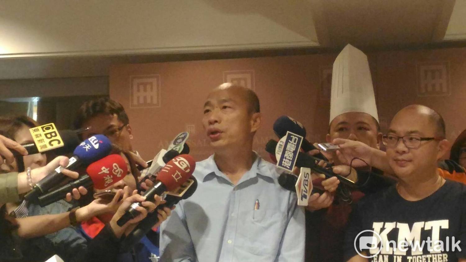 韓國瑜試菜被媒體包圍追問。 圖 : 孫家銘/攝 韓國瑜試菜被媒體包圍追問。 圖 : 孫家銘/攝
