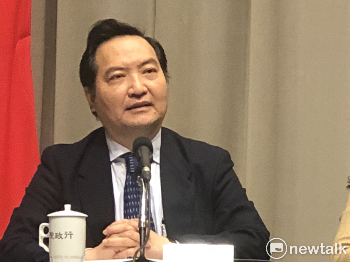 行政院政務委員羅秉成今(13)天在院會報告「防制假訊息危害專案」。 圖:謝莉慧/攝 行政院政務委員羅秉成今(13)天在院會報告「防制假訊息危害專案」。 圖:謝莉慧/攝
