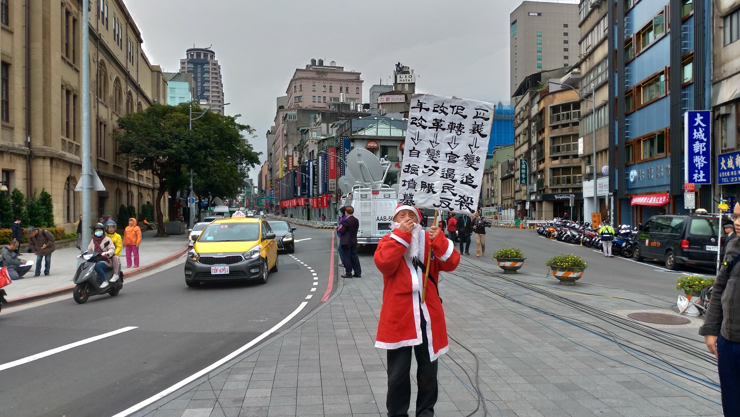 伯伯穿著耶誕老人裝反年改。 圖:陳佩君/攝 伯伯穿著耶誕老人裝反年改。 圖:陳佩君/攝