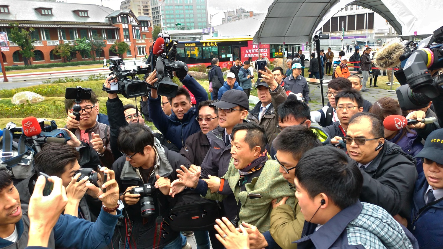 陳峻涵被警方架走。 圖:陳佩君/攝 陳峻涵被警方架走。 圖:陳佩君/攝