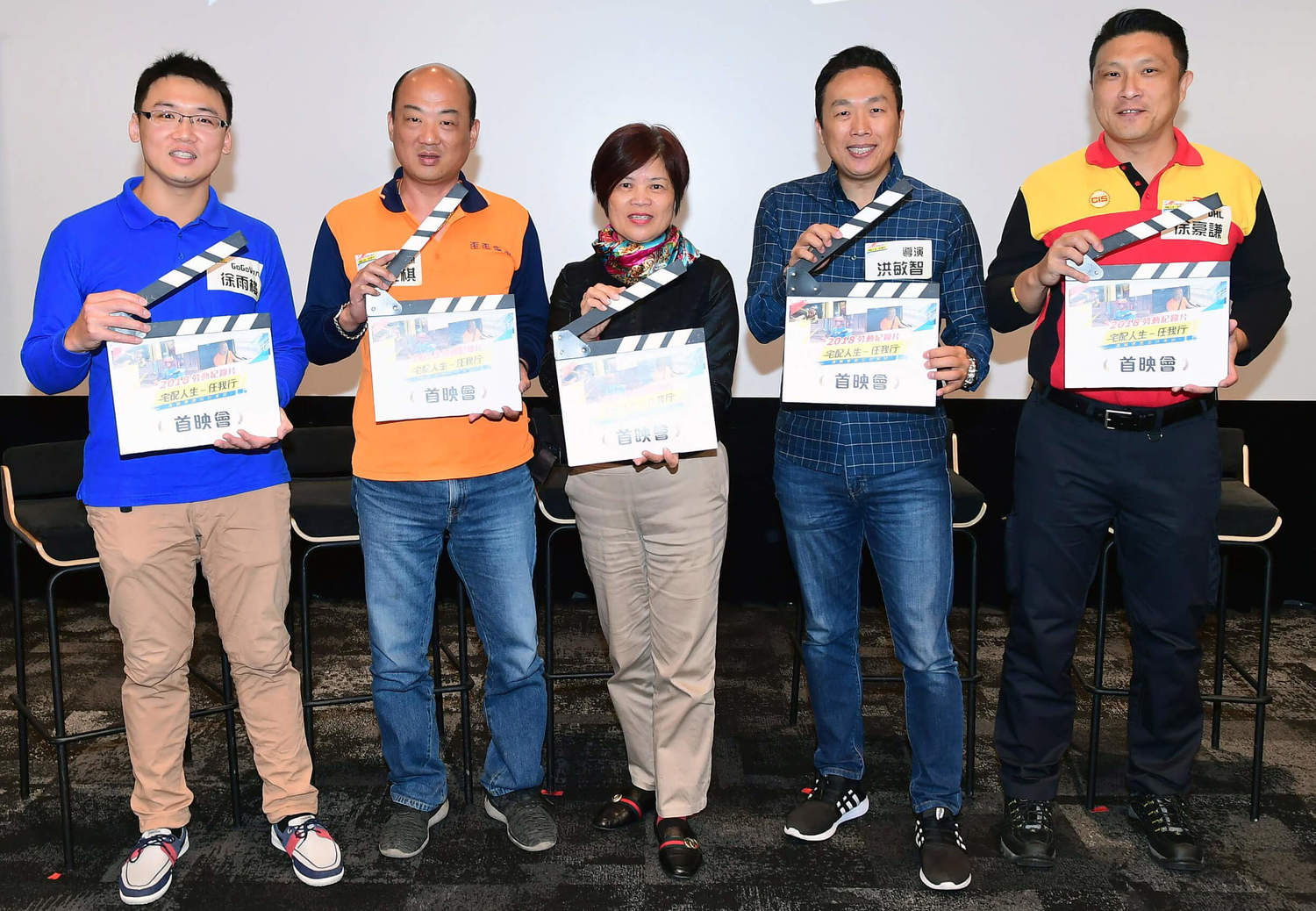 左起影片主角徐雨樓 王俊棋 徐玉雪副局長 洪敏智導演 徐豪謙拍板揭幕首映會 圖: 台北市勞動局提供 左起影片主角徐雨樓 王俊棋 徐玉雪副局長 洪敏智導演 徐豪謙拍板揭幕首映會 圖: 台北市勞動局提供