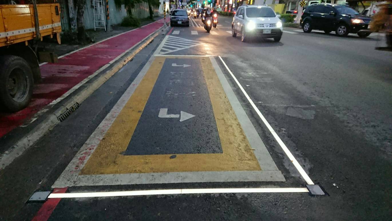 桃園市政府交通局最近推出橙色內框與 LED 發光設施的機車待轉區,提醒往來車輛注意行車安全。 圖:桃園市政府交通局/提供 桃園市政府交通局最近推出橙色內框與 LED 發光設施的機車待轉區,提醒往來車輛注意行車安全。 圖:桃園市政府交通局/提供